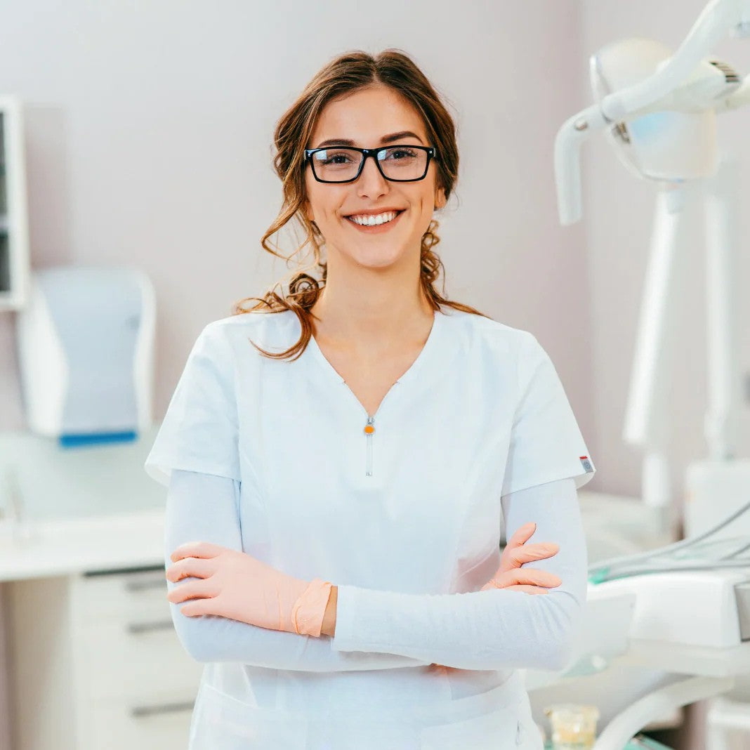 Dentist recommending the best Portable Water Flosser – cordless, rechargeable oral irrigator for improved gum health and daily dental hygiene